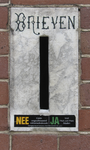 908448 Afbeelding van een staande natuurstenen brievenbus, bij de voordeur van het pand Maliestraat 26 te Utrecht, met ...